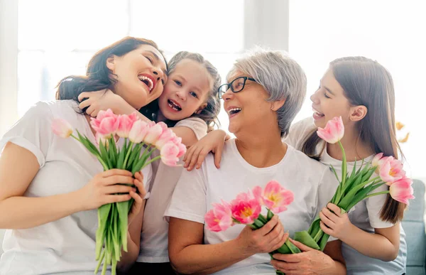 Glücklicher Frauentag Kleine Töchter Gratulieren Mama Und Oma Und Schenken — Stockfoto