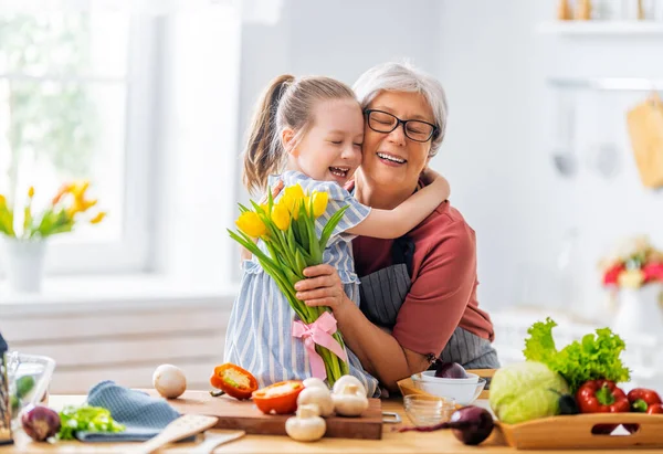 Mutfakta Mutlu Bir Aile Torunu Büyükannesine Çiçek Veriyor — Stok fotoğraf