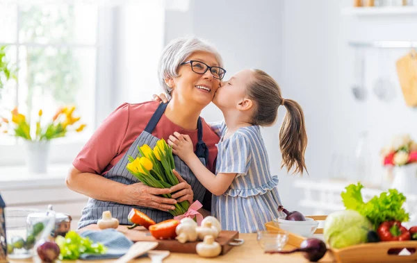 Bonne Famille Dans Cuisine Petite Fille Donne Des Fleurs Grand — Photo