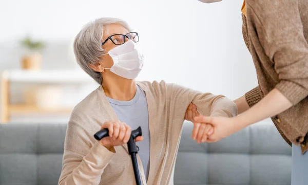 Vuxen Dotter Och Äldre Föräldrar Som Bär Ansiktsmasker Koronavirus Och — Stockfoto