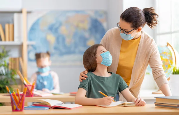 Zurück Zur Schule Glückliche Kinder Sitzen Mit Gesichtsmasken Schreibtisch Mädchen — Stockfoto