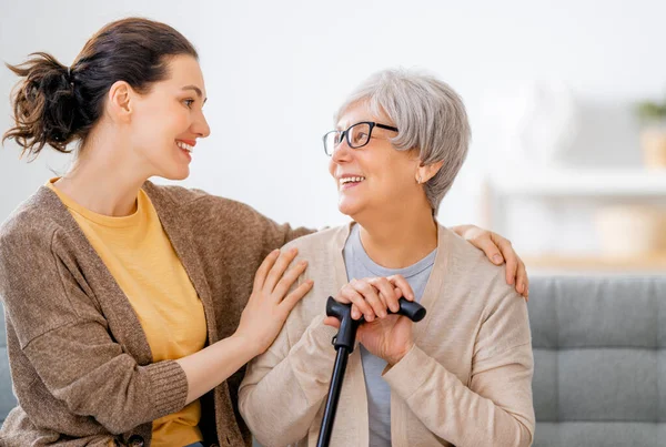 Glückliche Patienten Und Pfleger Verbringen Zeit Miteinander Seniorin Mit Blindenstock — Stockfoto