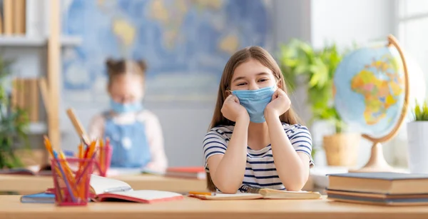 Zurück Die Schule Niedliche Fleißige Kinder Sitzen Drinnen Schreibtisch Kinder — Stockfoto