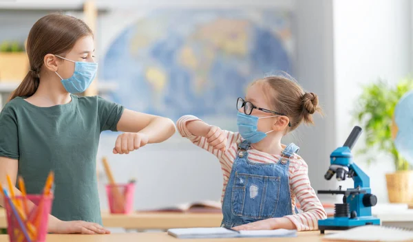 Vuelta Escuela Lindos Niños Industriosos Están Sentados Escritorios Dentro Los —  Fotos de Stock