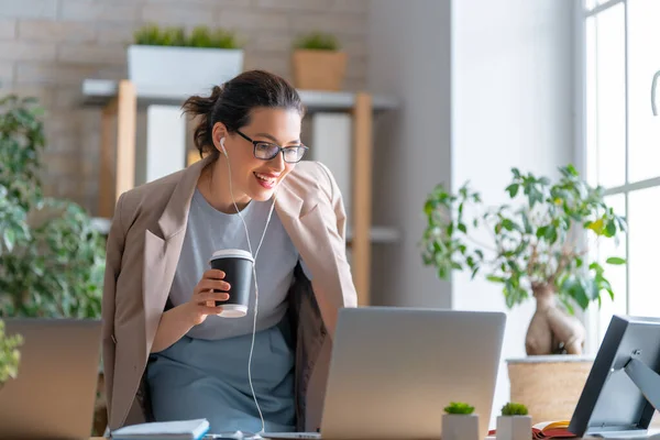 Felice Donna Bella Casuale Che Lavora Computer Portatile Parlando Con — Foto Stock