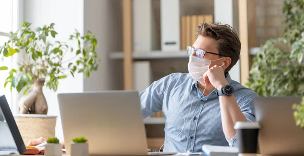Young Man Face Mask Working Laptop Office — Stock Photo, Image