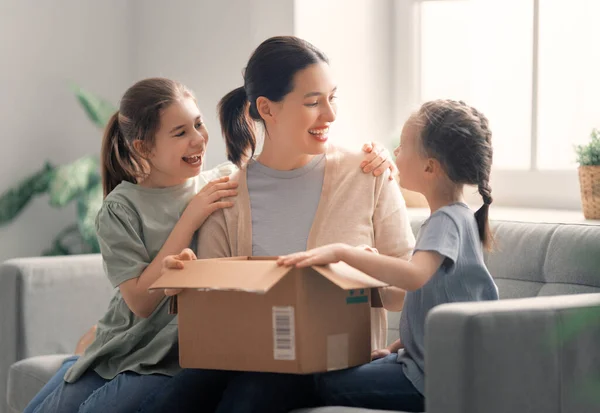 Mutter Und Töchter Packen Hause Karton Aus — Stockfoto