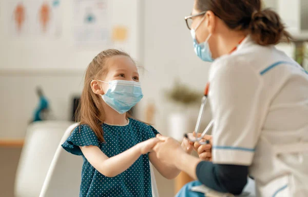 코로나 바이러스와 독감이 유행하는 얼굴을 의사와아이 바이러스 Covid 2019 마스크를 — 스톡 사진