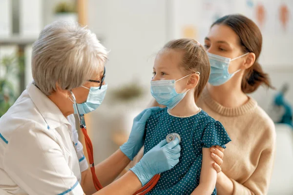 Arzt Kind Und Mutter Tragen Bei Coronavirus Und Grippeausbruch Gesichtsmasken — Stockfoto