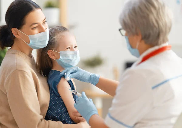 Doctor Vaccinating Child Kid Mother Hospital — Stock Photo, Image