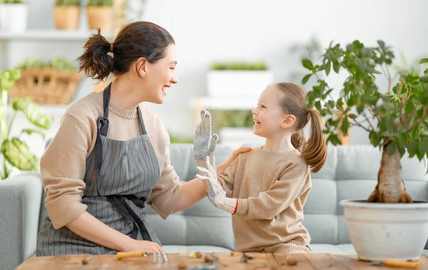 Linda Niña Ayudando Madre Cuidar Las Plantas Mamá Hija Dedicándose — Foto de Stock