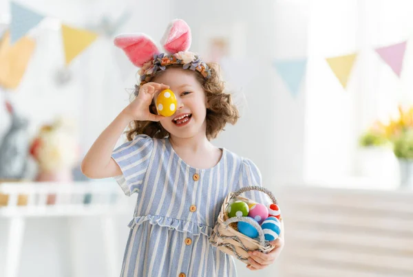 Hermoso Niño Con Huevos Pintura Familia Feliz Preparándose Para Pascua — Foto de Stock