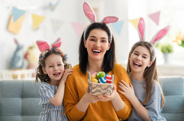 Wesołych Świąt Matka Jej Córki Malują Jajka Rodzina Świętuje Wielkanoc — Zdjęcie stockowe