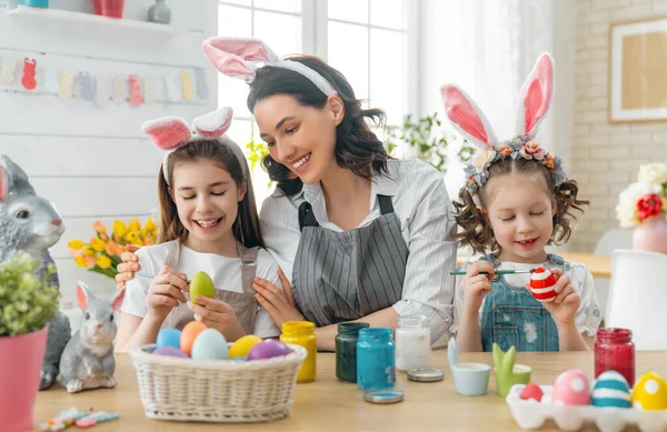 Tatiller Bir Anne Kızları Yumurta Boyuyor Aile Paskalya Için Hazırlanıyor — Stok fotoğraf