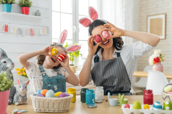 Anne Kızı Yumurta Boyuyor Mutlu Aile Paskalya Için Hazırlanıyor Tavşan — Stok fotoğraf