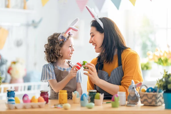 Mãe Filha Pintar Ovos Família Feliz Preparando Para Páscoa Bonito — Fotografia de Stock