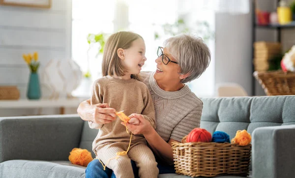 Una Buena Chica Abuela Disfrutando Mañana Soleada Buen Momento Casa — Foto de Stock