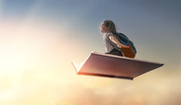 Torniamo Scuola Felice Bambino Laborioso Carino Che Vola Sul Libro — Foto Stock