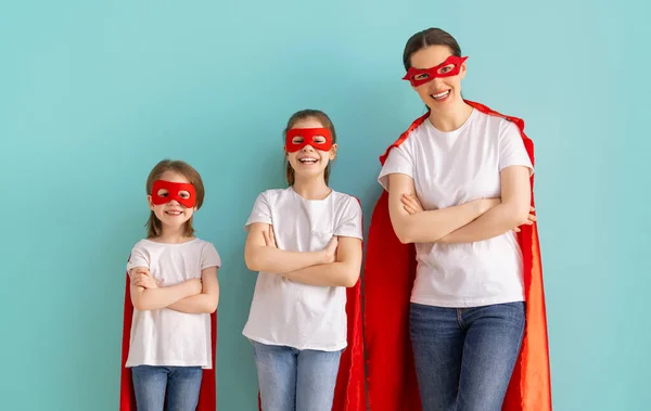 Mutter Und Ihre Kinder Spielen Zusammen Mädchen Und Mütter Superheldenkostümen — Stockfoto