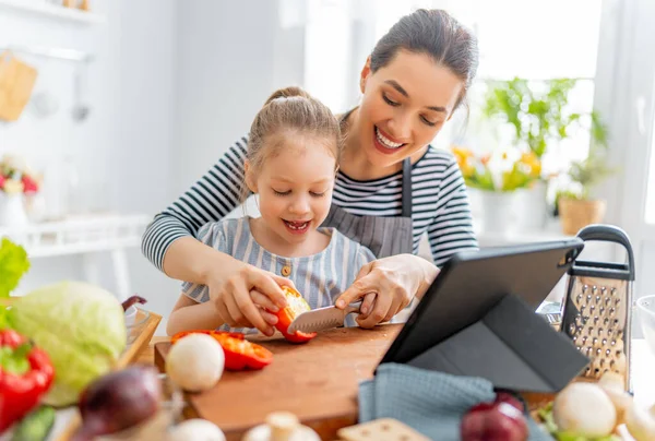 Comida Saludable Casa Familia Feliz Cocina Madre Hija Están Preparando — Foto de Stock