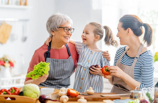 Evde Sağlıklı Yiyecekler Mutfakta Mutlu Bir Aile Büyükanne Anne Kız — Stok fotoğraf