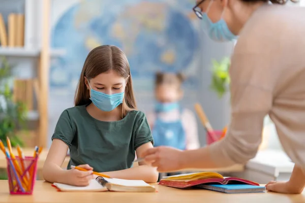 Zurück Zur Schule Glückliche Kinder Sitzen Mit Gesichtsmasken Schreibtisch Mädchen — Stockfoto