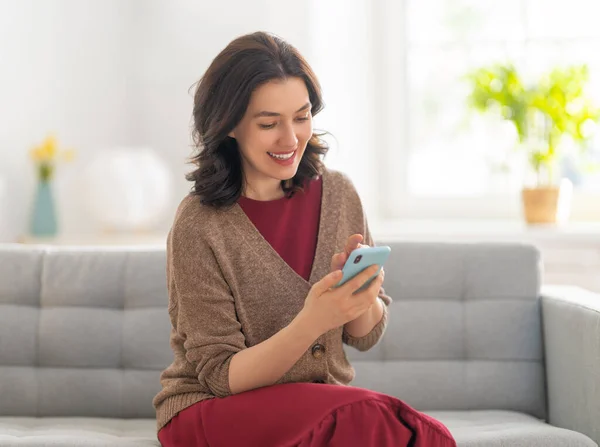 Feliz Mulher Bonita Casual Está Usando Telefone Sentado Sofá Casa — Fotografia de Stock