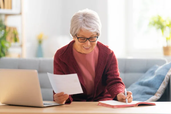 Ältere Frau Die Auf Dem Sofa Sitzt Und Eine Quittung — Stockfoto