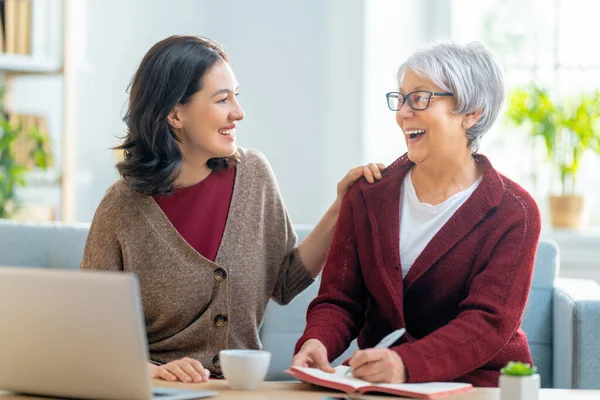 Zwei Frauen Die Auf Dem Sofa Sitzen Und Eine Quittung — Stockfoto