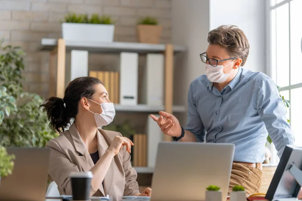 Empresario Empresaria Con Máscara Médica Trabajando Oficina Tiempo Covid — Foto de Stock