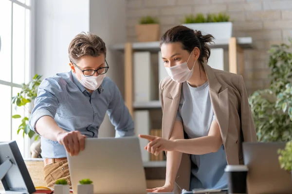 Biznesmen Bizneswoman Masce Medycznej Pracujący Biurze Czas Covid — Zdjęcie stockowe