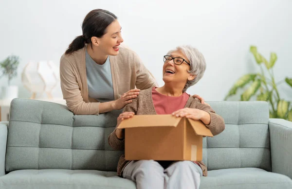 Zwei Frauen Halten Pappkartons Hause Auf Dem Sofa — Stockfoto
