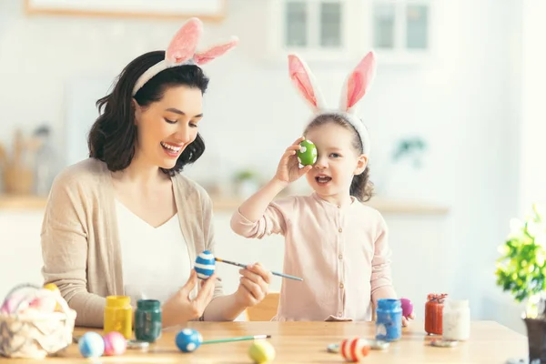 Tatiller Bir Anne Kızı Yumurta Boyuyor Aile Paskalya Için Hazırlanıyor — Stok fotoğraf