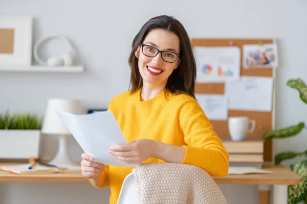 Happy Casual Belle Femme Travaillant Dans Bureau Maison — Photo