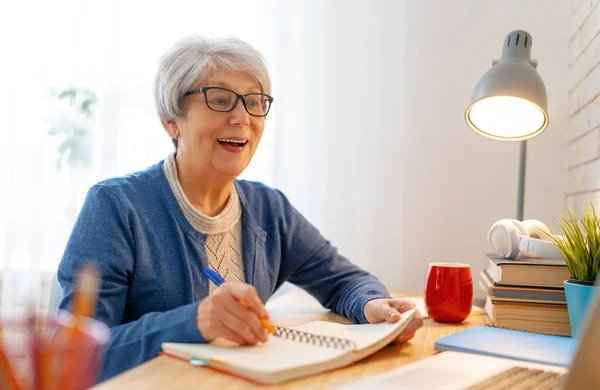 Glücklich Lässige Seniorin Die Homeoffice Arbeitet — Stockfoto