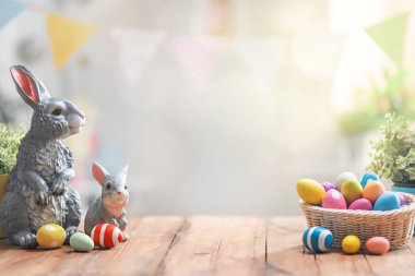 Mutlu Paskalyalar! Arka planda renkli Paskalya yumurtaları var. Tatil için masa dekorasyonu.