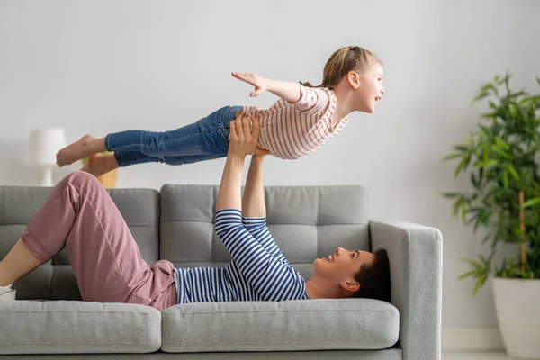 Feliz Dia Mãe Mamãe Sua Filha Criança Menina Estão Brincando — Fotografia de Stock