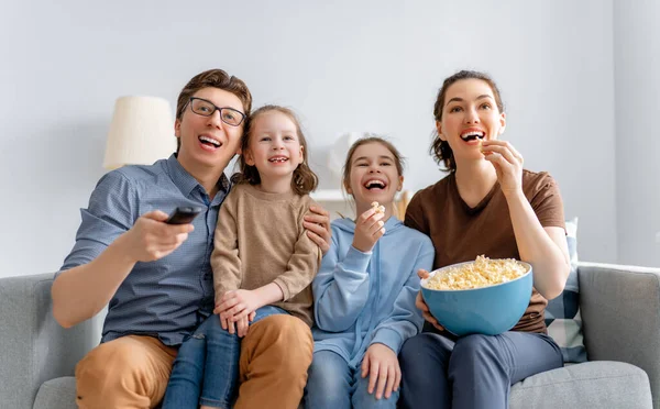 Família Feliz Assistindo Com Pipocas Casa Mãe Pai Filhas Passam — Fotografia de Stock