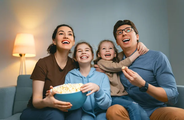 Χαρούμενη Οικογένεια Βλέποντας Τηλεόραση Ποπ Κορν Στο Σπίτι Μητέρα Πατέρας — Φωτογραφία Αρχείου