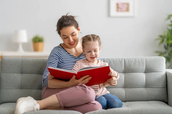 Heureuse Famille Aimante Jolie Jeune Mère Lisant Livre Fille — Photo