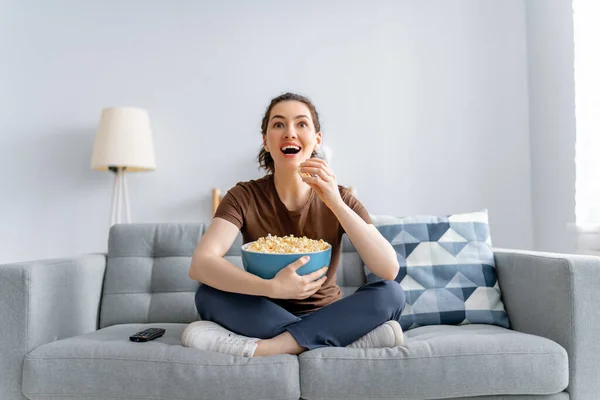 Junge Frau Vor Dem Fernseher Filme Mit Popcorn Mädchen Verbringen — Stockfoto