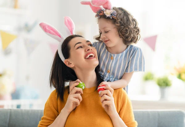 Felices Vacaciones Madre Hija Pintando Huevos Familia Celebrando Pascua Linda — Foto de Stock