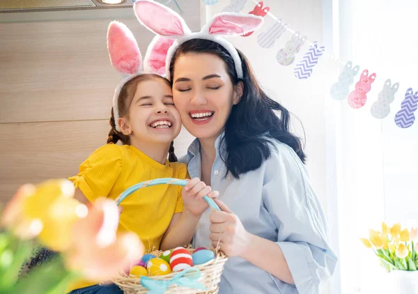 Frohe Feiertage Mutter Und Tochter Beim Bemalen Von Eiern Familie — Stockfoto