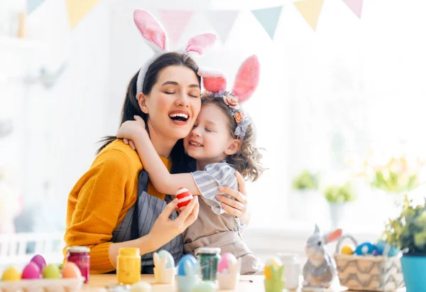 Matka Její Dcera Malují Vejce Šťastná Rodina Připravuje Velikonoce Roztomilé — Stock fotografie