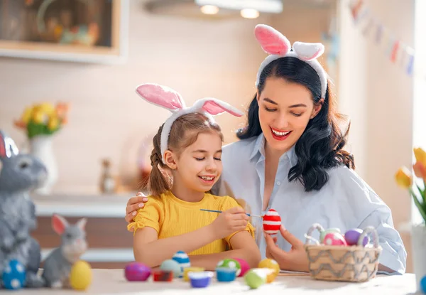 Anne Kızı Yumurta Boyuyor Mutlu Aile Paskalya Için Hazırlanıyor Tavşan — Stok fotoğraf