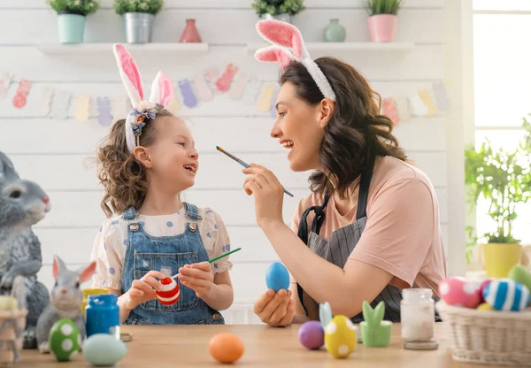 Mutter Und Tochter Beim Bemalen Von Eiern Glückliche Familie Bereitet — Stockfoto