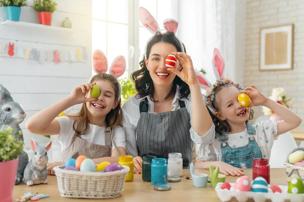 Šťastnou Dovolenou Matka Její Dcery Malují Vejce Rodina Připravuje Velikonoce — Stock fotografie