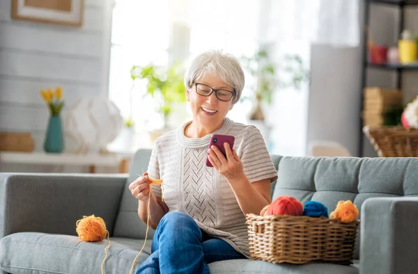 Alegre Hermosa Mujer Mayor Está Utilizando Teléfono Inteligente Sentado Sofá — Foto de Stock