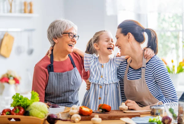 Здорова Їжа Вдома Щаслива Сім Кухні Бабуся Мати Дочка Готують — стокове фото
