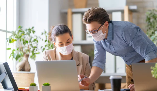 Uomo Affari Donna Affari Con Maschera Medica Che Lavora Ufficio — Foto Stock